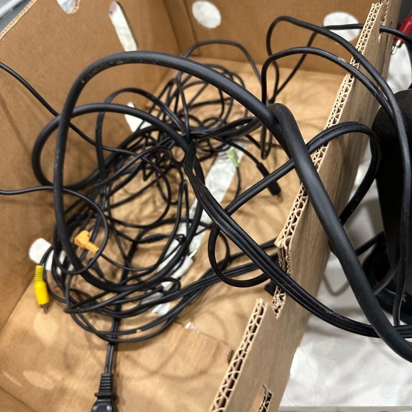 These are my computer speakers, they work amazing audio is on par with jbl imo - Picture 1 of 5